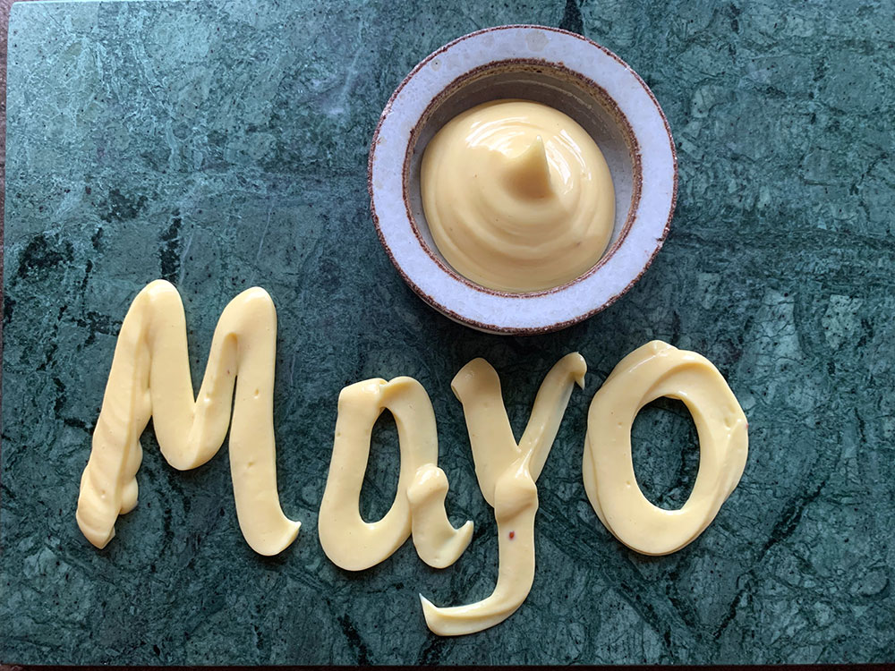Hjemmerørt mayo med skrift