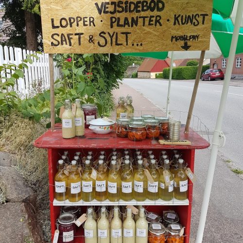 20170621_161138 Den lille røde vejsidebod står foran huset ud mod vejen