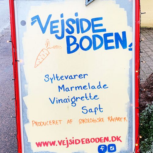 skilt Ude ved vejen har Vejsideboden et skilt